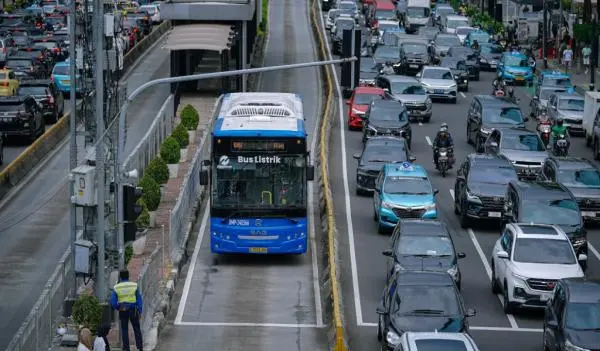 Transjakarta Koridor 9 Pluit-Pinang Ranti Dialihkan imbas Truk Kontainer Tabrak Separator Jalan